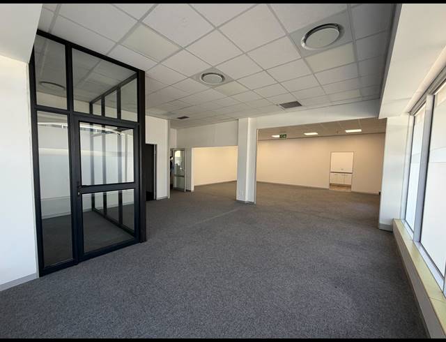 381M² BUILDING TO LET IN CLAREMONT